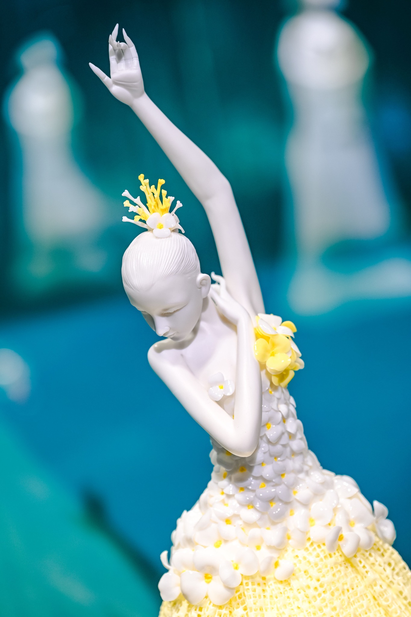 中国美術 白磁 刻 三魚紋 盤 φ31.5cm 明(K-XA764) 陶芸