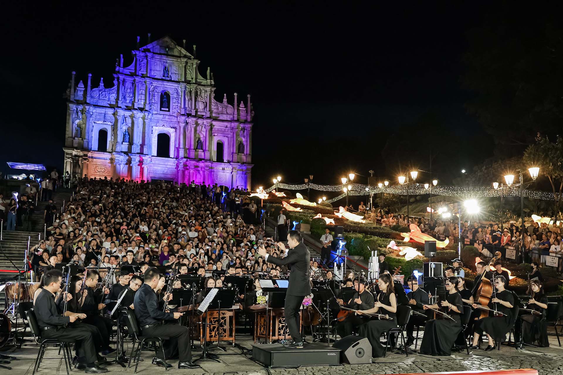 Unforgettable Melodies at the Ruins of St. Paul's: Lantern